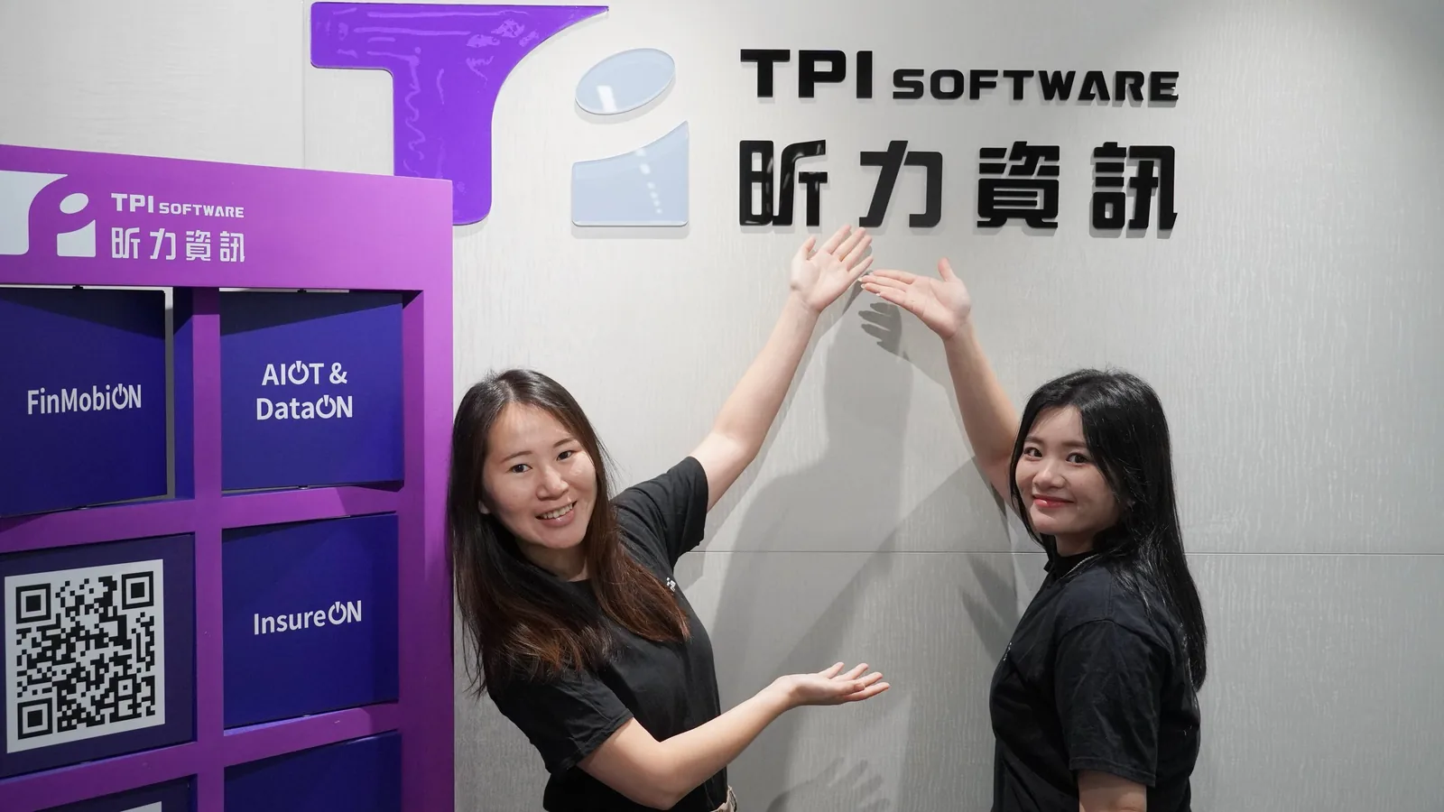  受訪者 HR Manager-Una 與 HRBP-Emily 與昕力資訊合影 